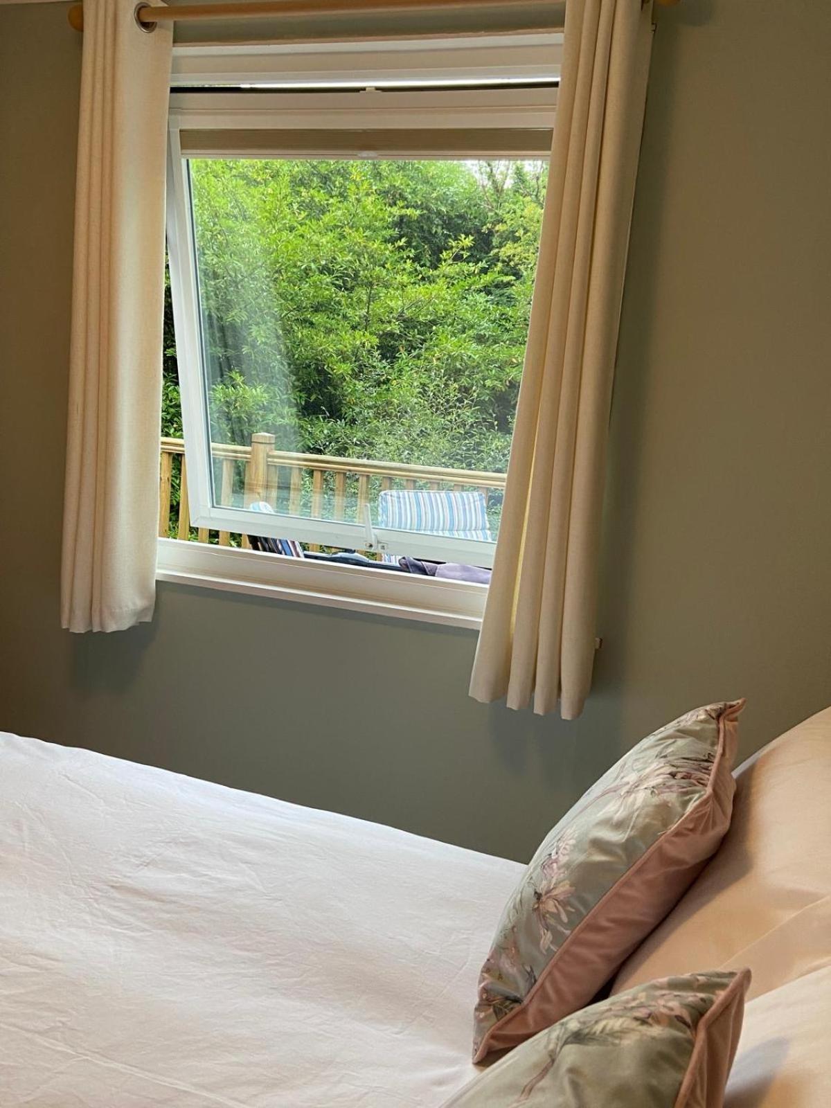 64, Lakeside, Glan Gwna *